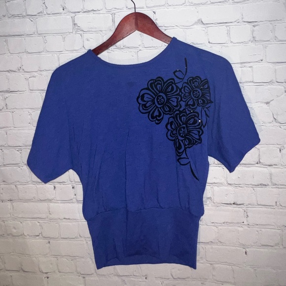 Amy Byer Dark Blue & Black Floral top size M - Picture 2 of 9